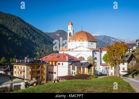 La parrocchia San Lucano Vescovo église catholique à AURONZO di Cadore, Beluno, Vénétie, Italie, Europe. Banque D'Images