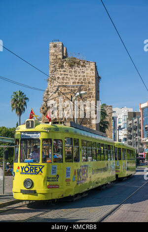 Tramway Typ T4/B4 à la gare de Kalekapisi, les tramways d'Antalya étaient un présent de la ville allemande jumelle Nuremberg, la vieille ville de Kaleici, Antalya, Turquie Banque D'Images