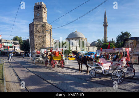 Décorées en calèche à cumhuriyet, tour de l'horloge et la mosquée Tekeli Mehmet Pasa, vieille ville de Kaleici, Antalya, Turquie Banque D'Images