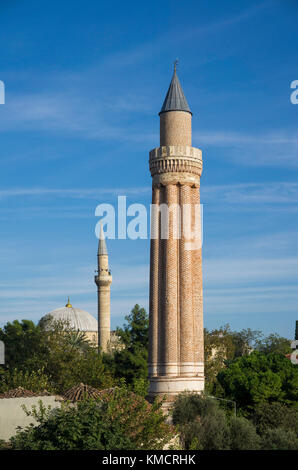 Minaret yivli à la vieille ville de Kaleici, derrière la mosquée Tekeli Mehmet Pasa, Antalya, Turkish riviera, Turquie Banque D'Images