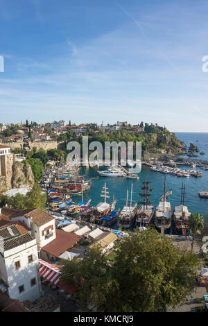 Vue sur port de la vieille ville de Kaleici, Antalya, Turkish riviera, Turquie Banque D'Images