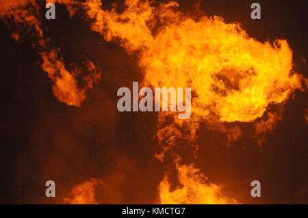 Santa Paula, Californie, États-Unis. 5 décembre 2017. Les flammes de l'incendie de Thomas dans le comté de Ventura bilow sur le toit d'un bâtiment extérieur d'une maison sur Rancho Vista Ln. Crédit : Neal Waters/ZUMA Wire/Alamy Live News Banque D'Images