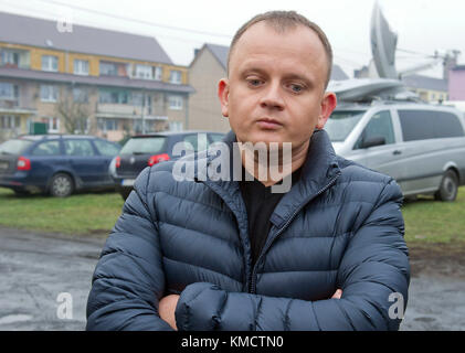 Sobiemysl, Pologne. 20 décembre 2016. ARCHIVE - le transporteur polonais Ariel Zurawski se tient devant des journalistes lors d'une conférence de presse à Sobiemysl, Pologne, le 20 décembre 2016. Son camion est devenu le véhicule du terrorisme. Son cousin et chauffeur du camion a été abattu. Un an après l'attaque terroriste, Zurawski est toujours en proie à la douleur et aux soucis financiers. Crédit : Stefan Sauer/dpa-Zentralbild/dpa/Alamy Live News Banque D'Images