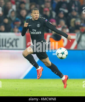 Muenchen, Allemagne. 05th décembre 2017. Kylian Mbappe (Paris Saint-Germain) Am ball, Einzelaktion Fussball UEFA Championsleague Gruppenphase : FC Bayern Munich - Paris Saint Germain, 05.12.2017 -- football football UEFA Championsleague. Scène de groupe FC Bavière Munich vs Paris Saint Germain, 05 décembre 2017 -- |utilisation dans le monde crédit: dpa/Alamy Live News Banque D'Images