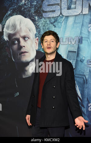 Berlin, Deutschland. 04th Dec, 2017. Iwan Rheon à la première du film Alien invasion : S.U.M.1 au Cinestar du Sony Center sur Potsdamer Platz à Berlin, Allemagne, lundi 4 décembre 2017 *** local Caption *** | Verwendung weltweit Credit : dpa/Alamy Live News Banque D'Images