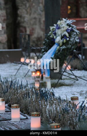 Vantaa, Finlande. 6 décembre 2017. Les bougies et guirlandes du jour de l'indépendance commémorent les soudeurs finlandais tombés au cimetière Heroes, Vantaa, Finlande. Crédit : Heini Kettunen/Alamy Live News Banque D'Images