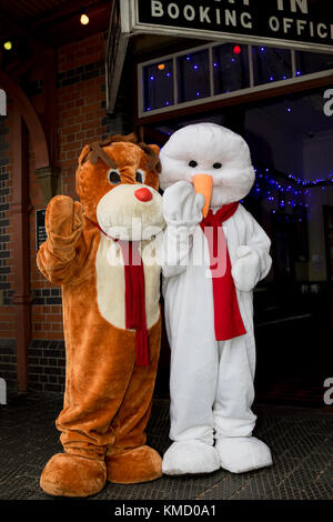 Kidderminster, UK. 6e Dec 2017. Frosty the Snowman et Rudolph bienvenue passagers à la Severn Valley Railway station de Kidderminster. Avec un hall d'entrée rempli de lumières scintillantes, des arbres et des décorations de Noël, le personnel est certes remplie de l'esprit de fête. Credit : Lee Hudson/Alamy Live News Banque D'Images