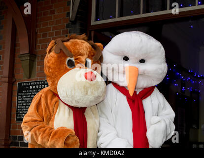 Kidderminster, UK. 6e Dec 2017. Frosty the Snowman et Rudolph bienvenue passagers à la Severn Valley Railway station de Kidderminster. Avec un hall d'entrée rempli de lumières scintillantes, des arbres et des décorations de Noël, le personnel est certes remplie de l'esprit de fête. Credit : Lee Hudson/Alamy Live News Banque D'Images