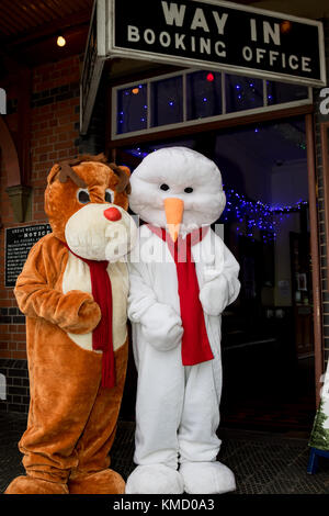 Kidderminster, UK. 6e Dec 2017. Frosty the Snowman et Rudolph bienvenue passagers à la Severn Valley Railway station de Kidderminster. Avec un hall d'entrée rempli de lumières scintillantes, des arbres et des décorations de Noël, le personnel est certes remplie de l'esprit de fête. Credit : Lee Hudson/Alamy Live News Banque D'Images