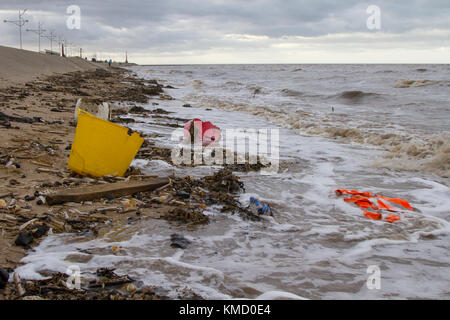 Southport, Merseyside, Météo France. 6 Décembre, 2017. La marée haute à la station apporte dans les débris de plastique que Storm Caroline doit arriver dans les prochaines 24 heures. Avertissements météorologiques ont été publiés en tant que force de coup de vent sont attendus à batter le littoral apportant avec elle des produits frais d'objets mis au rebut, Zoé et plage de la litière. Le troisième ouragan de la saison devrait arriver le jeudi matin, une tempête de jusqu'à 80mph le plus durement touché les pièces. /AlamyLiveNews MediaWorldImages:crédit. Banque D'Images