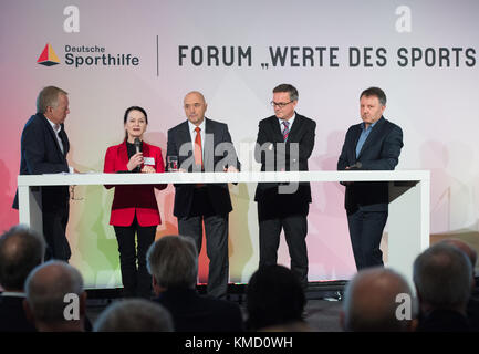 Gespraechsrunde avec le modérateur Johannes B. KERNER, Professeur Karin BUETTNER-JANZ (Mitglied der 'Hall of Fame', ehemalige Turnerin), Christian NEUREUTHER (Mitglied der 'Hall of Fame', ehemaliger Skirennlaeufer), Hans-Georg ENGELKE (Staatssekretaer Bundesinnenministerium) und Andre KEIL (VL/Vize-Praesident Verband Deutscher Sportjournalisten) Deutsche Sporthilisten) Deutsche Sporthilder 2017 Deutsche Telebethildes Sports AG, Berlin. |utilisation dans le monde entier Banque D'Images