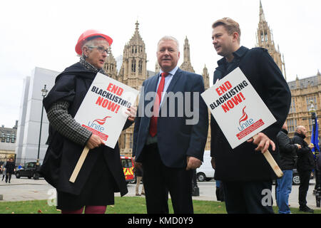 London UK. 6e décembre 2017. MP du travail Ian Lavery (C) lors d'un photocall d'unir les membres à l'extérieur du Parlement pour faire campagne pour la justice pour les travailleurs qui étaient historiquement sur la liste noire des entreprises de construction et d'exiger une enquête publique sur des listes noires. La liste noire a donné lieu à des centaines de travailleurs de perdre leur emploi et d'être en mesure d'obtenir de nouvelles après avoir été considérés comme des fauteurs de troubles tout en soulevant des questions liées au milieu de travail légitime. Credit : amer ghazzal/Alamy Live News Banque D'Images