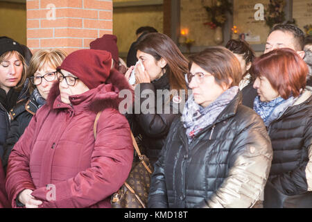 Turin, Piémont, Italie. 6 décembre 2017. Turin, Italie-6 décembre 2017 : cérémonie Thyssen de 10 ans pour les sept victimes et début de la construction du monument dédié aux morts au travail de ThyssenKrupp à Turin crédit : Stefano Guidi/ZUMA Wire/Alamy Live News Banque D'Images