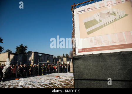 Turin, Piémont, Italie. 6 décembre 2017. Turin, Italie-6 décembre 2017 : cérémonie Thyssen de 10 ans pour les sept victimes et début de la construction du monument dédié aux morts au travail de ThyssenKrupp à Turin crédit : Stefano Guidi/ZUMA Wire/Alamy Live News Banque D'Images