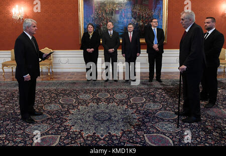 Prague, République tchèque. 06th Dec, 2017. Le président tchèque Milos Zeman (2e à partir de la droite) reçoit les pouvoirs du nouvel ambassadeur des États-Unis à Prague Stephen B. King (à gauche), à Prague, en République tchèque, le 6 décembre 2017. Crédit : Michal Krumphanzl/CTK photo/Alamy Live News Banque D'Images