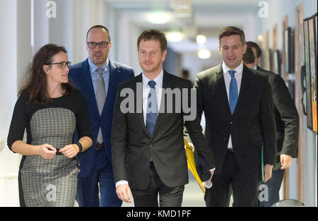 Dresde, Allemagne. 06 novembre 2017. Le premier ministre désigné de Saxe, Michael Kretschmer (3-l, CDU), Dagmar Neukirch (l), secrétaire du groupe parlementaire du Parti social-démocrate allemand (SPD), Dirk Panter (2-l), chef de la faction SPD au parlement de l'État de Saxe, et le ministre de l'économie de Saxe Martin Dulig (R, SPD) arrivent à la réunion spéciale de la faction parlementaire de l'État de Dresde, en Allemagne, le 6 novembre 2017. Crédit : Monika Skolimowska/dpa-Zentralbild/dpa/Alamy Live News Banque D'Images