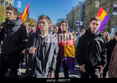 Madrid, Espagne. Le 06 Dec 2017. Madrid 6 décembre 2017 manifestants espagnol républicain de gauche contre le roi d'Espagne Credit : Alberto Ramírez Sibaja/Alamy Live News Banque D'Images