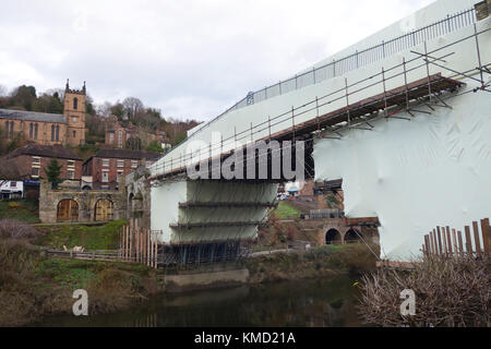 Le Shropshire, au Royaume-Uni. Le 06 Dec 2017. S'est terminé pour l'hiver... Le monde célèbre Ironbridge dans le Shropshire a été emballés sous film rétractable dans un revêtement en plastique alors qu'un £1,2 millions de projet de restauration est entrepris par l'English Heritage. Le premier pont de fer a été achevée en 1779 et ouverte à la circulation en 1801. Il est devenu un site du patrimoine mondial de l'Unesco en 1986. Crédit : David Bagnall/Alamy Live News Banque D'Images