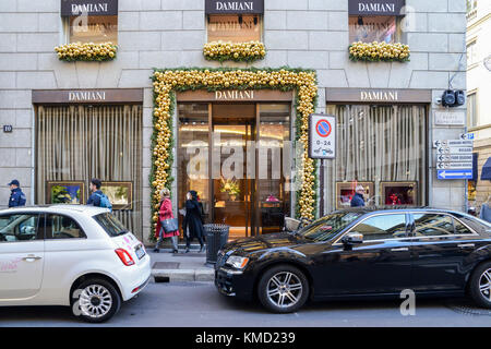 Milan, Italie. 06th Dec, 2017. Acheteurs de via Montenapoleone dans le centre de Milan, Lombardie, Italie en prévision de la saison des achats de vacances crédit : Alexandre Rotenberg/Alamy Live News Banque D'Images