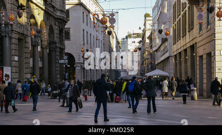 Milan, Italie. 06 déc 2017 Noël. consommateurs dans Corso Vittorio Emanuele II près de Duomo à Milan, Lombardie, Italie Crédit : Alexandre rotenberg/Alamy live news Banque D'Images