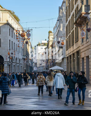 Milan, Italie. 06 déc 2017 Noël. consommateurs dans Corso Vittorio Emanuele II près de Duomo à Milan, Lombardie, Italie Crédit : Alexandre rotenberg/Alamy live news Banque D'Images