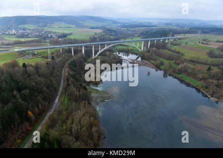 Les nouvelles voies ferrées à grande vitesse sur le pont Froschgrundsee couvrent une étendue d'eau près de Weissenbrunn vor dem Wald, Allemagne, le 16 novembre 2017. Les nouvelles voies ferrées à grande vitesse font partie du «projet allemand de transport unitaire 8» (VD E8), une nouvelle liaison ferroviaire à grande vitesse reliant les zones métropolitaines de Berlin et de Munich. Le nouveau service de trains, qui sera lancé le 10 décembre en même temps que les changements réguliers d'horaires, réduira d'environ deux heures les temps de trajet entre les villes. Les passagers qui embarquent sur les services de sprinter à grande vitesse ICE pourront désormais voyager depuis Berl Banque D'Images