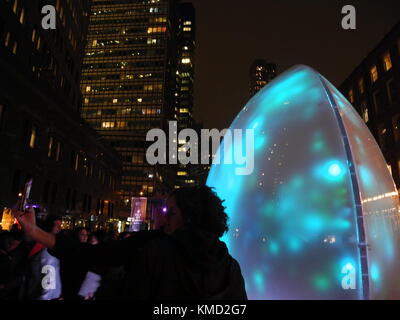 New York, États-Unis. 05th Dec, 2017. Les visiteurs assistent à l'inauguration de l'installation lumineuse « Sea of Light » à New York, États-Unis, le 05 décembre 2017. Crédit : Johannes Schmitt-Tegge/dpa/Alamy Live News Banque D'Images