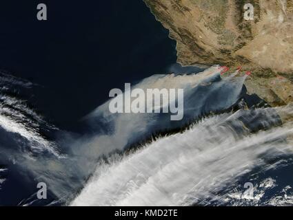 Californie, USA. 08Th dec 2017. La fumée d'importants incendies de forêt dans le sud de la Californie en feu alimenté par des vents de Santa Ana peut être vu de l'espace le 6 décembre 2017, dans l'orbite de la terre. Des milliers de résidents ont été forcés d'évacuer quand le coup de feu thomas poussé dans ventura par vents de 70 mi/h. crédit : planetpix/Alamy live news Banque D'Images