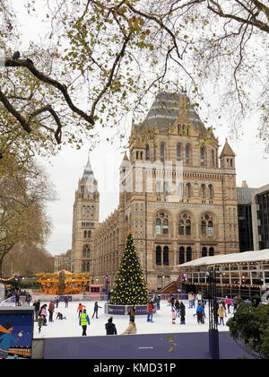 Londres, Royaume-Uni. 08Th dec 2017. Le patinage sur glace au musée d'histoire naturelle de patinoire, Cromwell Road, Londres. Credit : Oliver Dixon/Alamy live news Banque D'Images