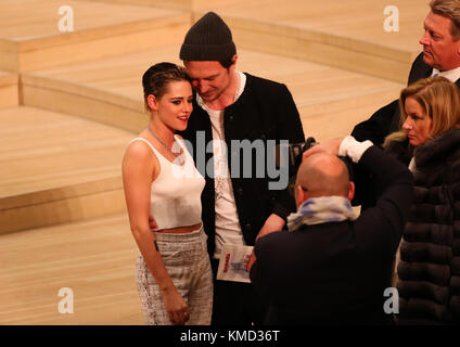Hambourg, Allemagne. 06th décembre 2017. L'actrice Kristen Stewart et l'acteur Lars Eidinger posent devant le défilé de mode exclusif au Elbe Philharmonic Hall de Hambourg, Allemagne, 06 décembre 2017. Lagerfeld a fêté sa première avec un défilé de mode exclusif et des invités de célébrités au Elbe Philharmonic Hall. Credit: Christian Charisius/dpa/Alay Live News Banque D'Images