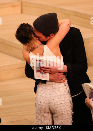 Hambourg, Allemagne. 06th Dec, 2017. L'actrice Kristen Stewart et l'acteur Lars Eidinger se font câlins avant le défilé exclusif à l'Elbe Philharmonic Hall à Hambourg, en Allemagne, le 6 décembre 2017. Lagerfeld a célébré sa première avec un défilé de mode exclusif et des invités de célébrités à l'Elbe Philharmonic Hall. Crédit : Christian Charisius/dpa/Alamy Live News Banque D'Images