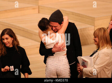 Hambourg, Allemagne. 06th Dec, 2017. L'actrice Kristen Stewart et l'acteur Lars Eidinger se font câlins avant le défilé exclusif à l'Elbe Philharmonic Hall à Hambourg, en Allemagne, le 6 décembre 2017. Lagerfeld a célébré sa première avec un défilé de mode exclusif et des invités de célébrités à l'Elbe Philharmonic Hall. Crédit : Christian Charisius/dpa/Alamy Live News Banque D'Images