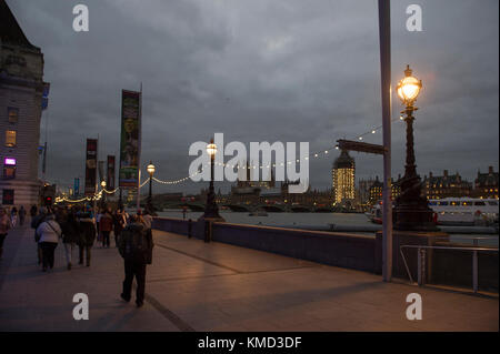 Westminster Bridge, Londres, Royaume-Uni. 6 décembre 2017. Calme avant la tempête, une heure de pointe douce et grise en soirée à Westminster avant de fortes pluies et de vents forts dû à frapper Londres pour l'heure de pointe du matin le 7 décembre sous la forme de Caroline Storm. Crédit : Malcolm Park/Alay Live News. Banque D'Images