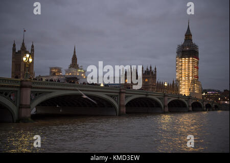 Westminster Bridge, Londres, Royaume-Uni. 6 décembre 2017. Calme avant la tempête, une heure de pointe douce et grise en soirée à Westminster avant de fortes pluies et de vents forts dû à frapper Londres pour l'heure de pointe du matin le 7 décembre sous la forme de Caroline Storm. Crédit : Malcolm Park/Alay Live News. Banque D'Images