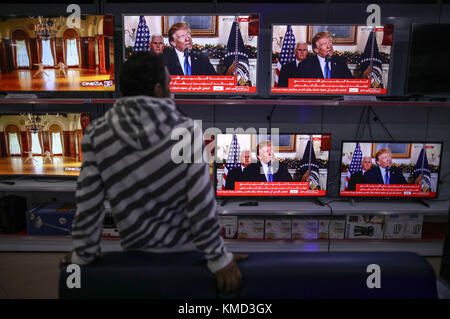 Gaza City, Palestine . 06th Dec, 2017. Un palestinien regarde une émission télévisée du président américain Donald Trump prononçant un discours, dans la ville de Gaza, dans la bande de Gaza, le 6 décembre 2017. Trump a officiellement reconnu Jérusalem comme capitale d’Israël. Photo : Wissam Nassar/dpa crédit : dpa Picture alliance/Alamy Live News Banque D'Images