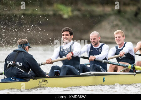 Londres, Angleterre . 08Th dec 2017. boat race trial viiis (8) sont la seule occasion qu'un côté ou de l'avoir à la race le cours complet de Putney à mortlake avec les juges-arbitres de course, donc fournir un test important pour les rameurs et coxes. Le premier procès eights course a été mis en scène par oxford 153 ans en 1859 et de Cambridge s'est joint à la tradition, trois ans plus tard, en 1862. Les équipages pour cette année, le procès de huit hommes d'oxford sont comme suit : stable (blanc manches). Arc. Jonathan olandi 2. charl crédit : duncan grove/Alamy live news Banque D'Images