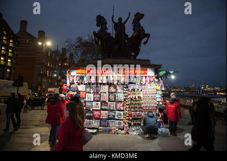 Westminster Bridge, Londres, Royaume-Uni. 6 décembre 2017. Calme avant la tempête, une heure de pointe douce et grise en soirée à Westminster avant de fortes pluies et de vents forts dû à frapper Londres pour l'heure de pointe du matin le 7 décembre sous la forme de Caroline Storm. Crédit : Malcolm Park/Alay Live News. Banque D'Images