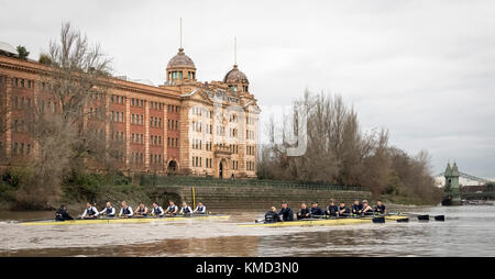 Londres, Angleterre . 08Th dec 2017. boat race trial viiis (8) sont la seule occasion qu'un côté ou de l'avoir à la race le cours complet de Putney à mortlake avec les juges-arbitres de course, donc fournir un test important pour les rameurs et coxes. Le premier procès eights course a été mis en scène par oxford 153 ans en 1859 et de Cambridge s'est joint à la tradition, trois ans plus tard, en 1862. Les équipages pour cette année, le procès de huit hommes d'oxford sont comme suit : stable (blanc manches). Arc. Jonathan olandi 2. charl crédit : duncan grove/Alamy live news Banque D'Images