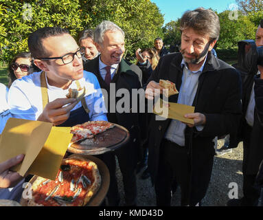 Naples, Italie. 08Th dec 2017. naples, ministre dario franceschini, de concert avec le plus célèbre pizza napolitaine décideurs comme sorbillo, starita, exposés et d'autres pendant qu'ils célèbrent et toast pour l'imminence de la reconnaissance de la pizza napolitaine et pizza décideurs comme un patrimoine de l'unesco : crédit photo indépendant srl/Alamy live news Banque D'Images