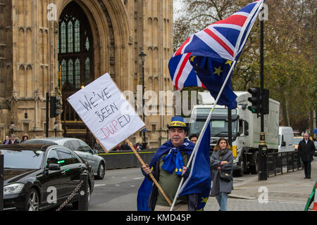 Londres, Royaume-Uni. 6 décembre 2017. "Nous avons été dupés" Stephen Bray manifestant vêtu d'un Brexit Stop hat, est titulaire d'un placard dans une main et les drapeaux de l'Union européenne et d'un Union Jack dans l'autre au cours d'un Brexit 'Stop' à l'extérieur du Parlement. David Rowe/Alamy Live News. Banque D'Images