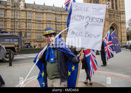 Londres, Royaume-Uni. 6 décembre 2017. L'équipe "la question irlandaise, annuler brexit'. Stephen Bray manifestant vêtu d'un Brexit Stop hat, est titulaire d'un placard dans une main et les drapeaux de l'Union européenne et d'un Union Jack dans l'autre au cours d'un Brexit 'Stop' à l'extérieur du Parlement. David Rowe/Alamy Live News. Banque D'Images