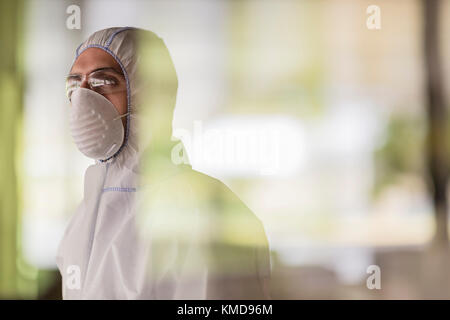 Scientifique pensif en costume propre regardant loin Banque D'Images