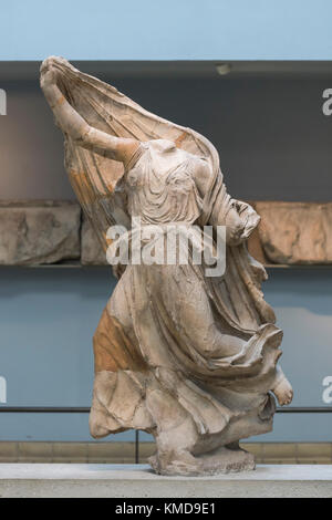 Londres. L'Angleterre. Sculpture d'une néréide, à partir de la Néréide Monument au British Museum, de Xanthos, Turquie, 390-380 B.C. Banque D'Images
