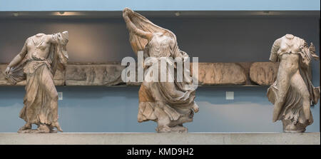 Londres. L'Angleterre. Trois Sculptures de Nereids, à partir de la Néréide Monument au British Museum, de Xanthos, Turquie, 390-380 B.C. Banque D'Images