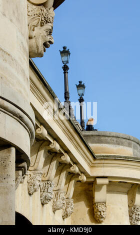 Paris, France. Pont neuf (pont) Mascarons - quelques 381 représentations sur le pont des anciennes bêtes et déités mythologiques. Banque D'Images