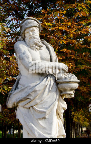 Paris, France. Jardin des Tuileries. Statue allégorique: 'Hiver' / hiver (Jean Raon) 1712 copie de l'original au Louvre Banque D'Images