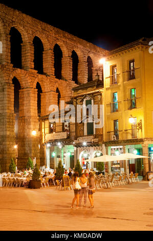 Place Azoguejo la nuit. Segovia, Espagne. Banque D'Images