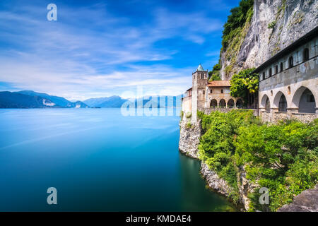 Hermitage ou Ermitage de Santa Caterina del Sasso monastère catholique romaine médiévale. Gemonio, lac Majeur Lombardie Italie, Europe. Longue Exposition. Banque D'Images