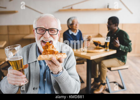 manger des pizzas Banque D'Images