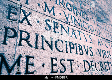 Inscription latine sur le mur extérieur du mur de l'Ara Pacis à Rome, Italie Banque D'Images